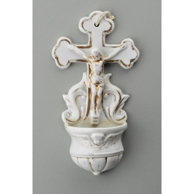 Kropielniczka z wizerunkiem ukrzyżowanego Chrystusa. Biała porcelana, elementy złocone.